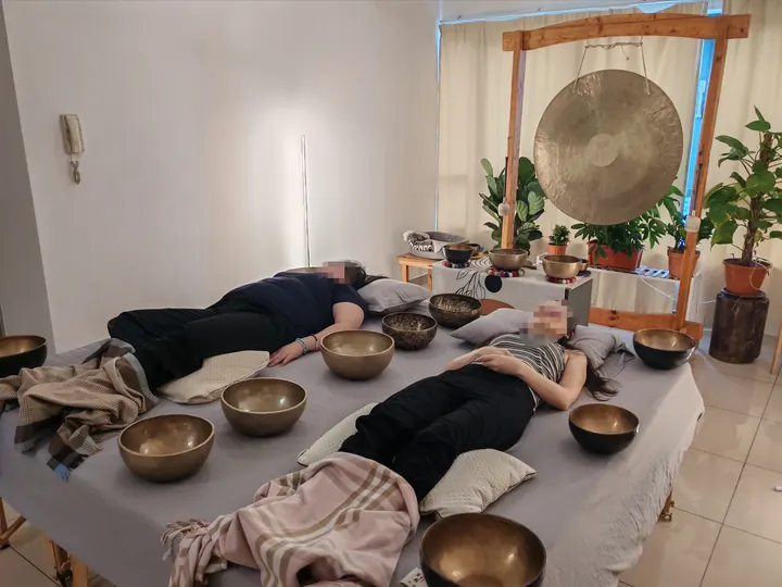 双人颂钵疗愈现场,两位体验者在颂钵环绕中放松