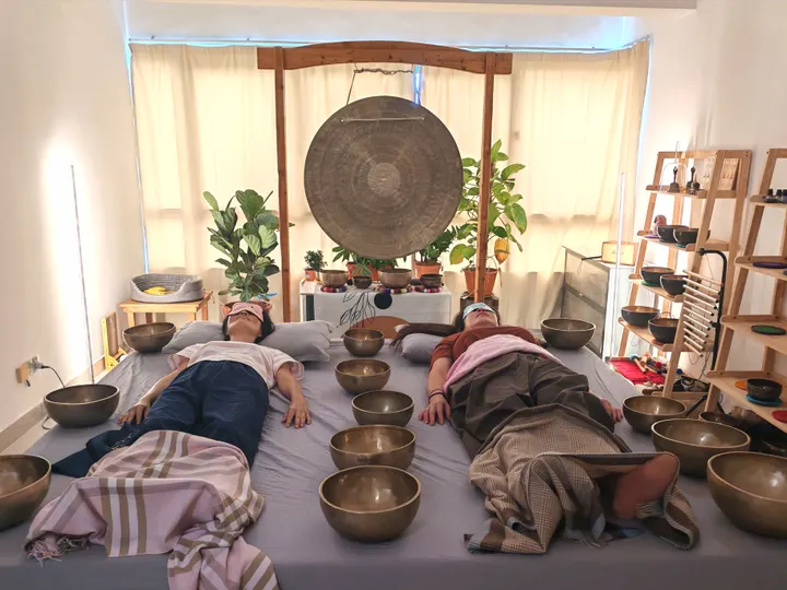 双人颂钵疗愈现场的另一角度